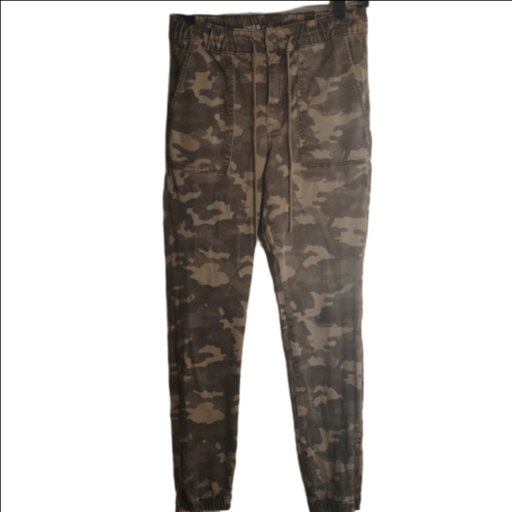 American Eagle Outfitters Camo  Cargo Pants with Elastic Cuffs. Size 6.